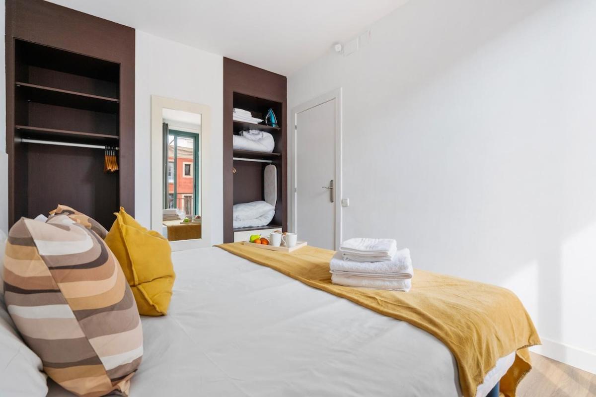 Lodging Apartments Liceu G1 Barcellona Esterno foto